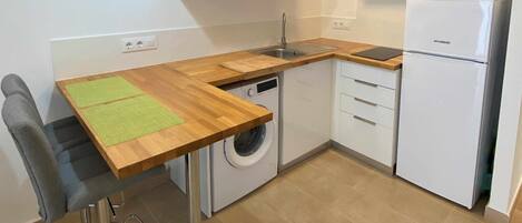 Køleskab, mikrobølgeovn, brødrister, køkkentøj/tallerkener/redskaber