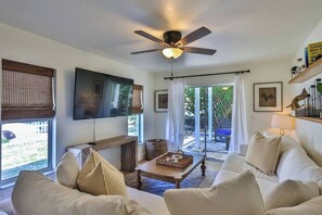 Smart TV, fireplace, books, stereo - The Atlantic House - The Beach at Your Backdoor! (New Smyrna Beach)