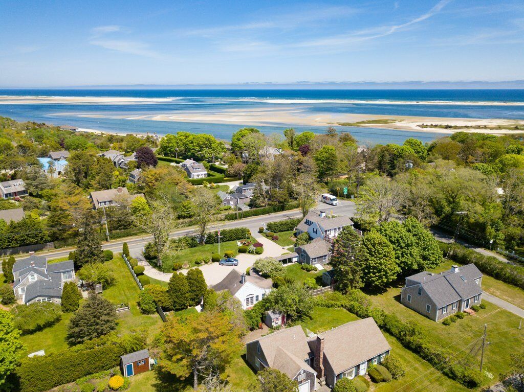 Former B&B in the Heart of Chatham. Sleeps 14, Walk to Beach and Town: 407-C