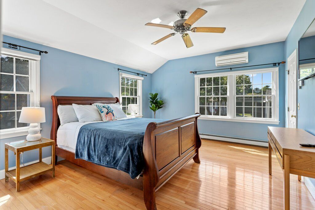 Former B&B in the Heart of Chatham. Sleeps 14, Walk to Beach and Town: 407-C