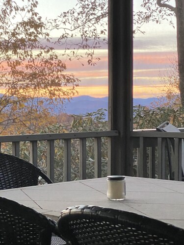 Spectacular panoramic mountain views!  3 king suites, hike, bike, swim, paddle