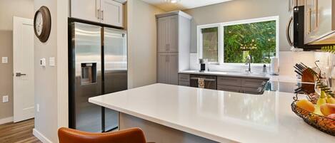 Kjøleskap, mikrobølgeovn, ovn og kokeplater