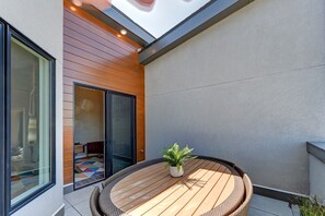 Outdoor dining - Fun South Slope Townhome (Asheville)