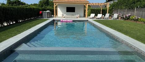 Een buitenzwembad, een verwarmd zwembad