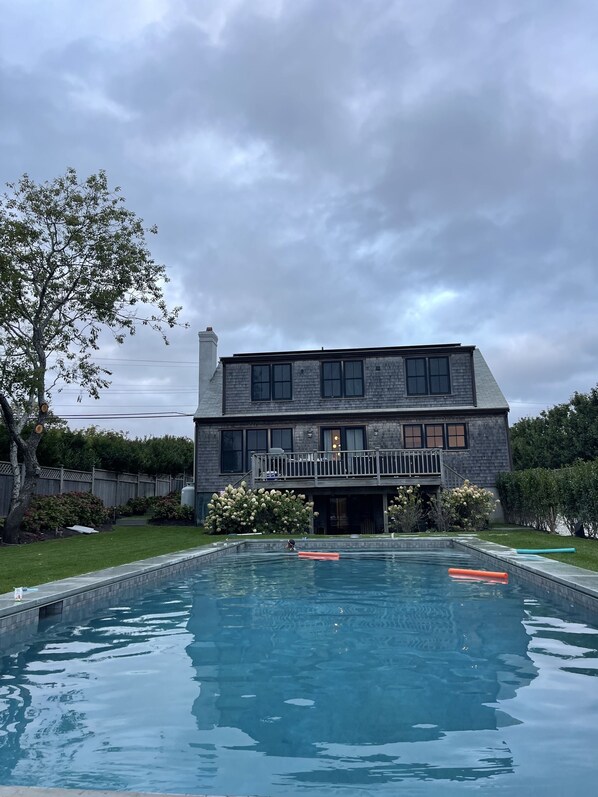 Alberca al aire libre y alberca climatizada