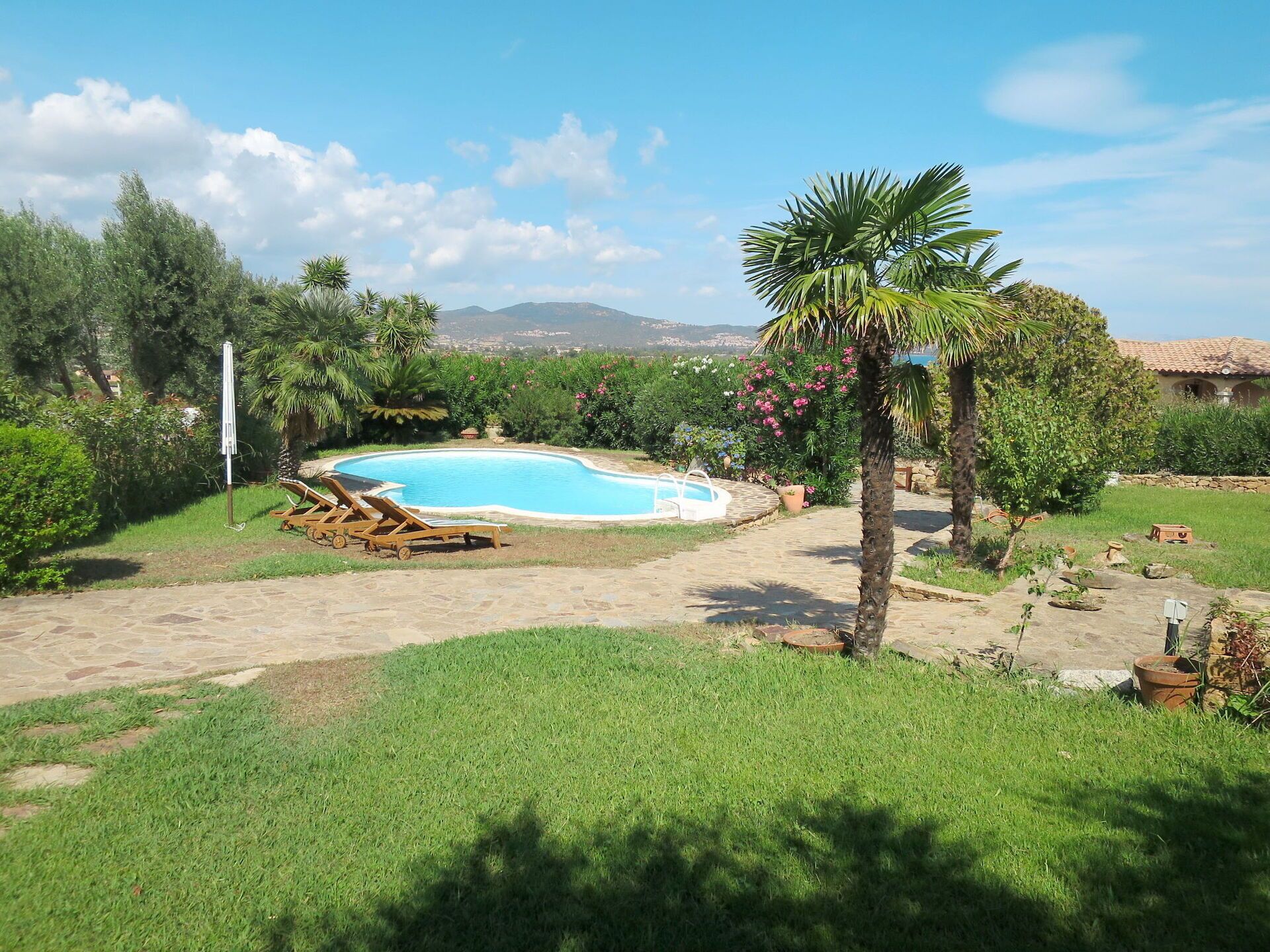 Beautiful apartment for 11 people with private pool, TV, patio, pets allowed and parking