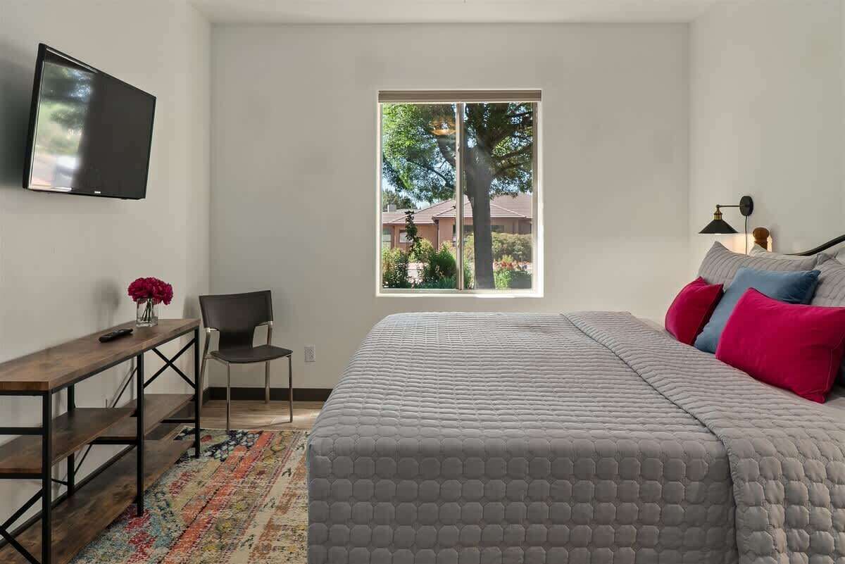 4 habitaciones, escritorio, tabla de planchar con plancha y wifi gratis 