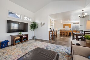 Smart TV, books - Cozy House Near Boise State University, Downtown and Boise River Greenbelt. (Boise)