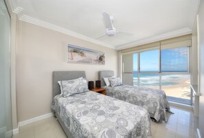 3 bedrooms, iron/ironing board, travel crib, free WiFi - Spectacular luxury beachfront apartment (Main Beach)