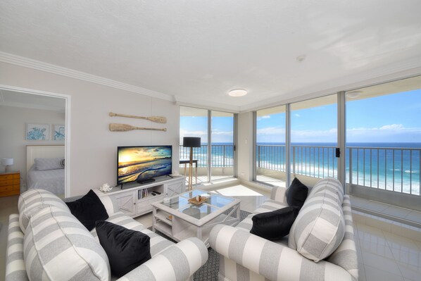 Smart TV - Spectacular luxury beachfront apartment (Main Beach)