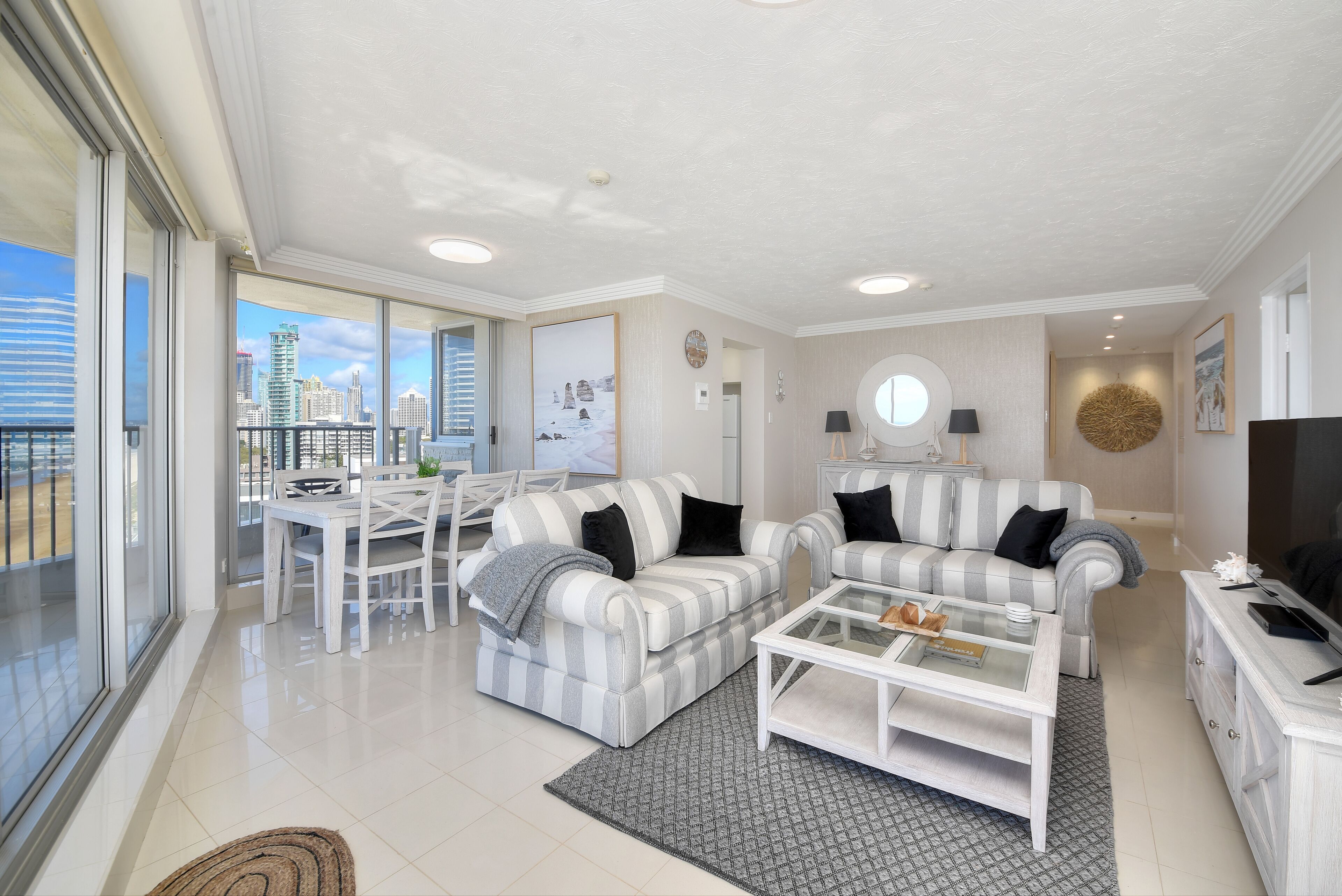 Spectacular luxury beachfront apartment — image 11