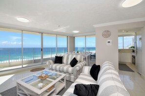 Smart TV - Spectacular luxury beachfront apartment (Main Beach)