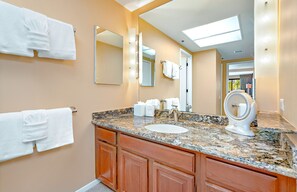 Combined shower/bathtub, hair dryer, towels