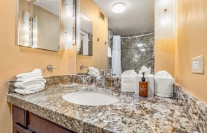 Combined shower/bathtub, hair dryer, towels