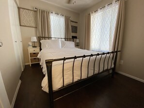 2 habitaciones, caja de seguridad en la habitación y escritorio 