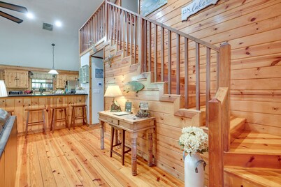 Hot Tub: Luxe Lake Livingston Cabin in Cape Royale