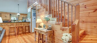 Hot Tub: Luxe Lake Livingston Cabin in Cape Royale