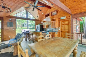Dining - Hot Tub: Luxe Lake Livingston Cabin in Cape Royale (Coldspring)