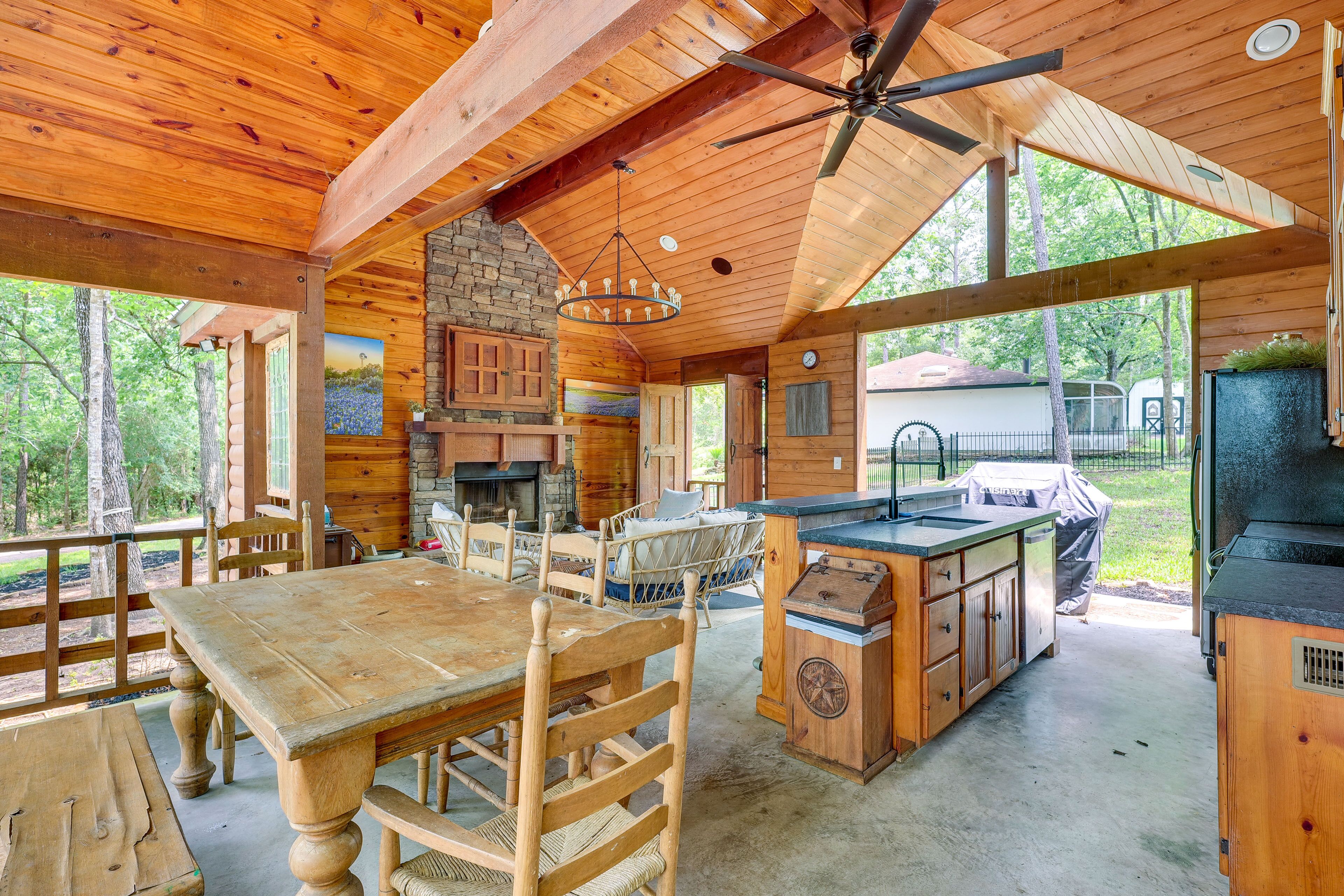 Luxury Lake Livingston Cabin w/ Deck & Hot Tub!