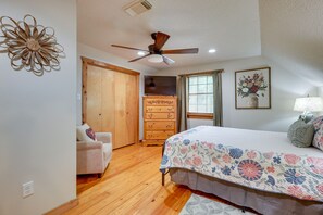 3 bedrooms, desk, iron/ironing board, Internet - Hot Tub: Luxe Lake Livingston Cabin in Cape Royale (Coldspring)