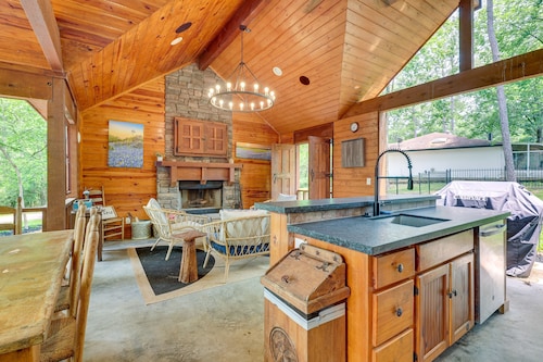 Hot Tub: Luxe Lake Livingston Cabin in Cape Royale