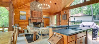 Hot Tub: Luxe Lake Livingston Cabin in Cape Royale