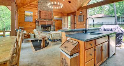 Hot Tub: Luxe Lake Livingston Cabin in Cape Royale