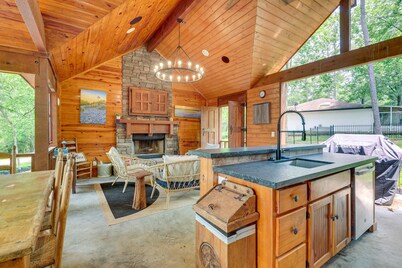 Hot Tub: Luxe Lake Livingston Cabin in Cape Royale