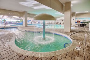 Una piscina techada, una piscina climatizada