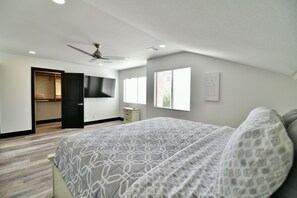 3 bedrooms, desk, iron/ironing board, free WiFi - Gorgeously Remodeled home, Outdoor Oasis w/ Pool/Hot tub, 10min from Strip (Henderson)