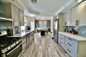 Fridge, microwave, oven, stovetop - Gorgeously Remodeled home, Outdoor Oasis w/ Pool/Hot tub, 10min from Strip (Henderson)