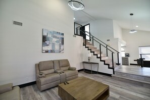 Smart TV, fireplace - Gorgeously Remodeled home, Outdoor Oasis w/ Pool/Hot tub, 10min from Strip (Henderson)
