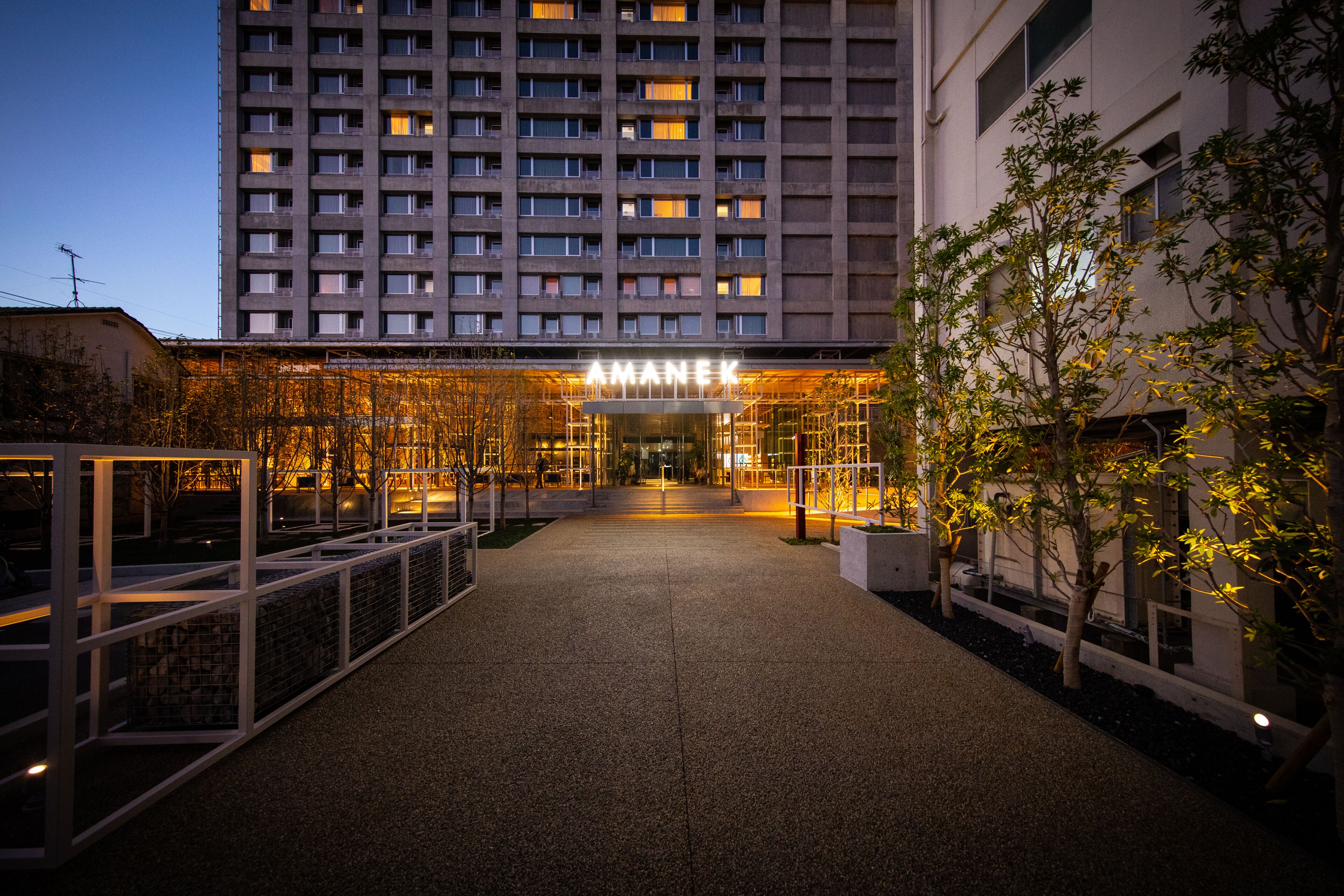 施設の正面 (日没後)