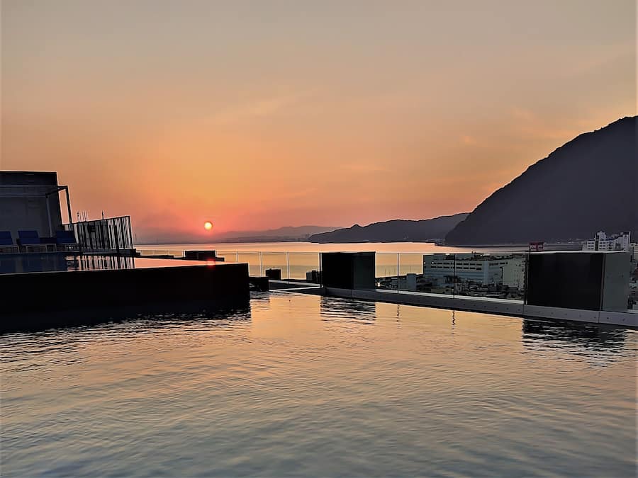 Piscine extérieure, chaises longues