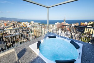 Una piscina al aire libre, tumbonas
