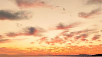 Colchones con efecto memoria y caja de seguridad en la habitación