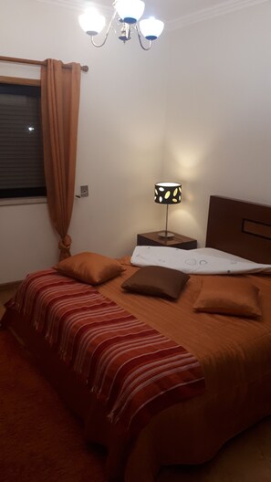 2 habitaciones, tabla de planchar con plancha y cuna de viaje 