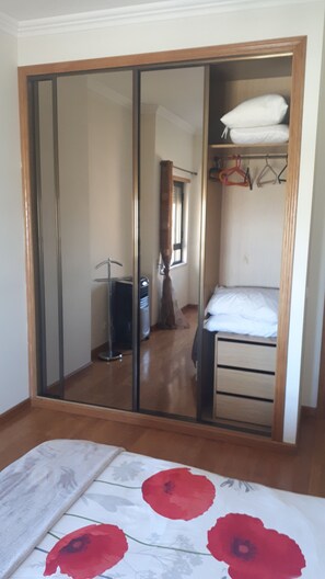 2 quartos, ferros/tábuas de passar roupa, berço de viagem