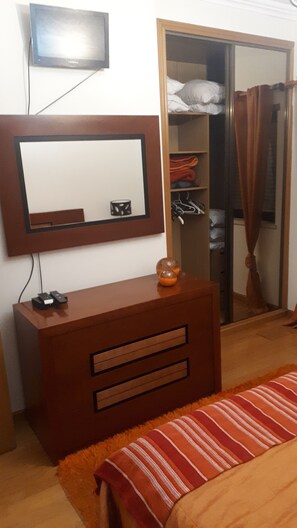 2 bedrooms, iron/ironing board, travel cot, free WiFi