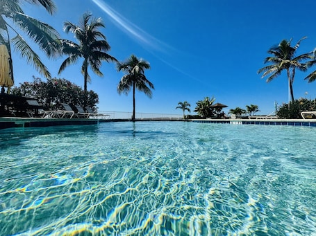 Outdoor pool, a heated pool. Breath taking views of sunsets and Dolphins 🐬