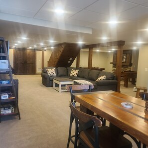 تلفزيون ذكي، كرة قدم الطاولة، كُتُب، مكتب