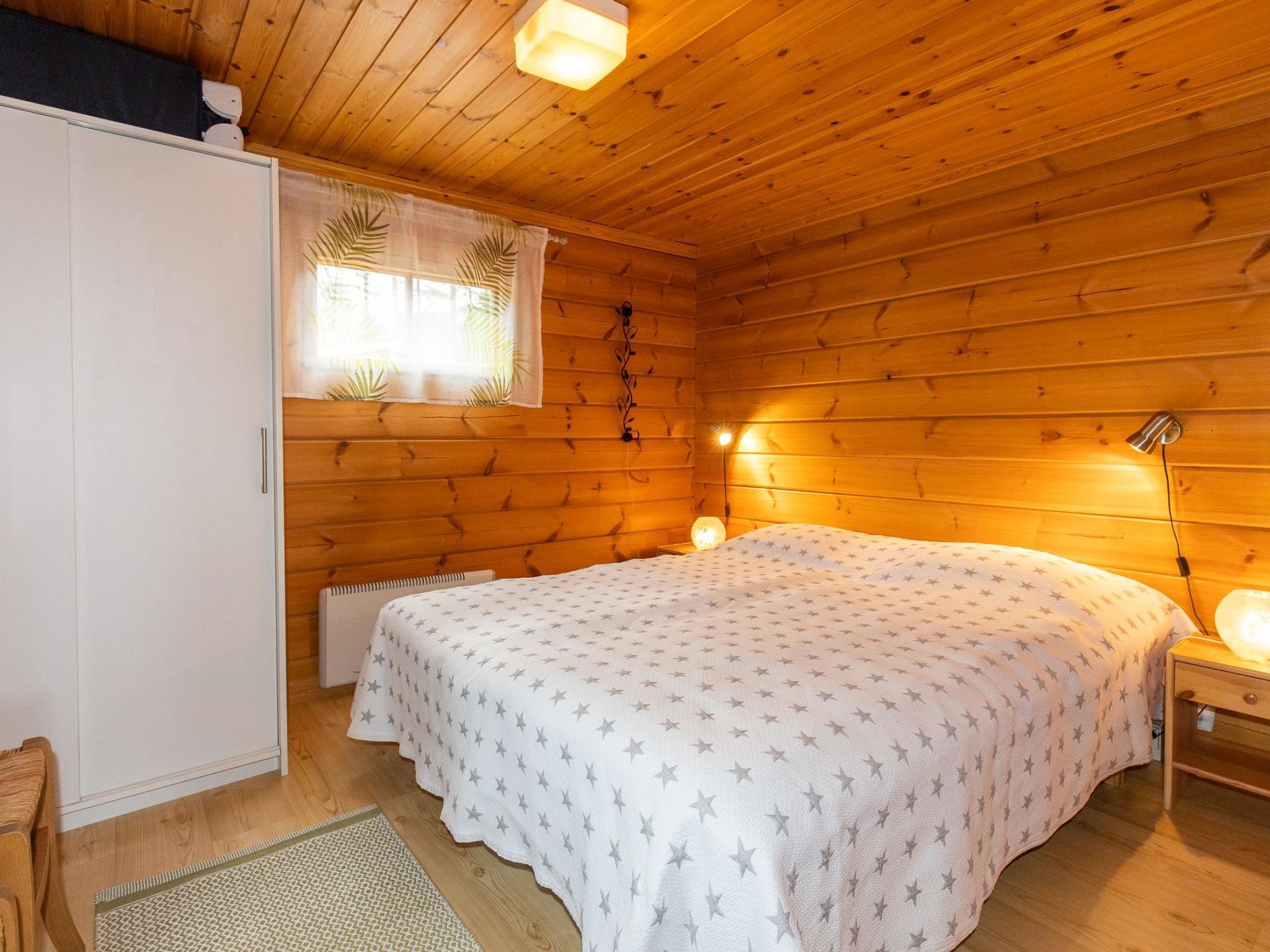 2 bedrooms, travel crib