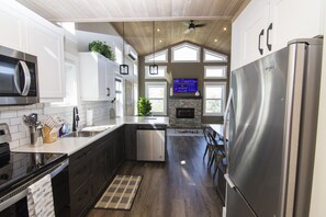 Køleskab, mikrobølgeovn, ovn, kogeplade