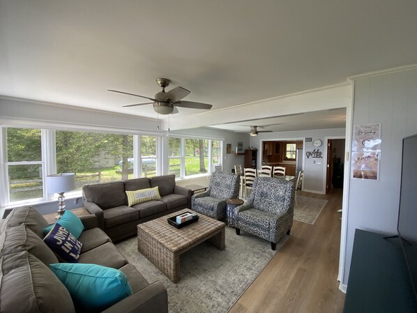 TV - Douglas Lake House: Fall Foliage and Lakeside Adventures All in One Place! (Levering)