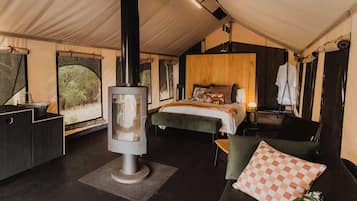 1 bedroom, desk, bed sheets