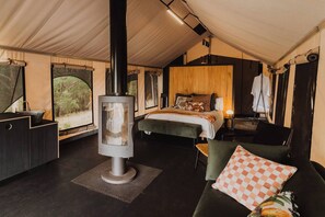 1 soverom, skrivebord og sengetøy