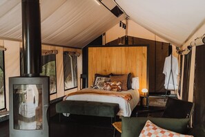 1 soverom, skrivebord og sengetøy