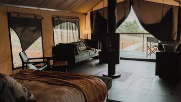 1 habitación, escritorio y ropa de cama