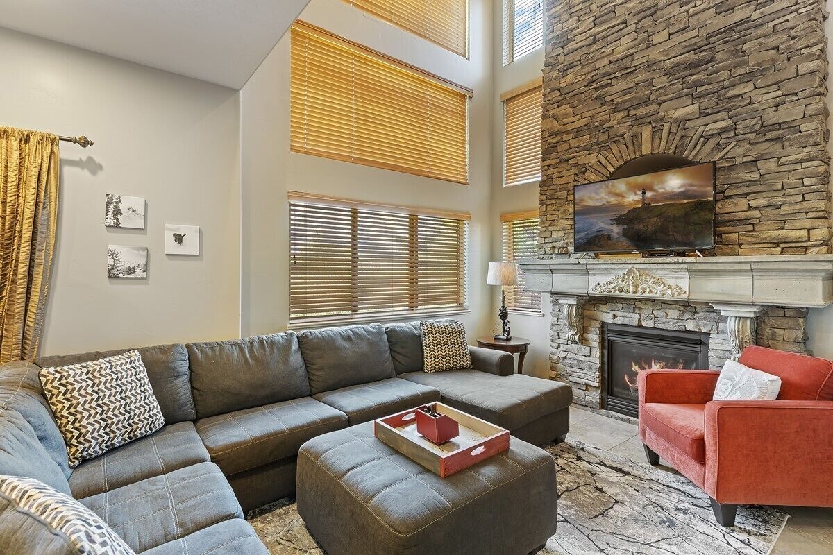 15 minutes to Powder Mountain Sleeps 13!