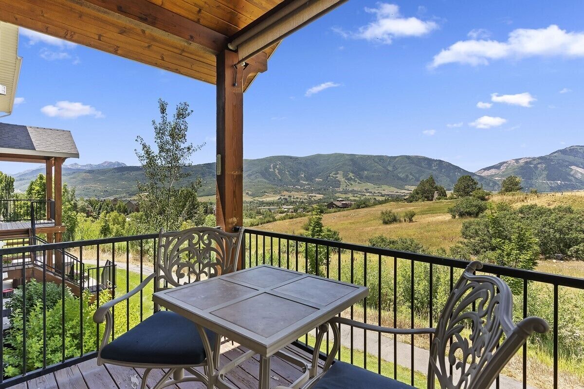 15 minutes to Powder Mountain Sleeps 13!